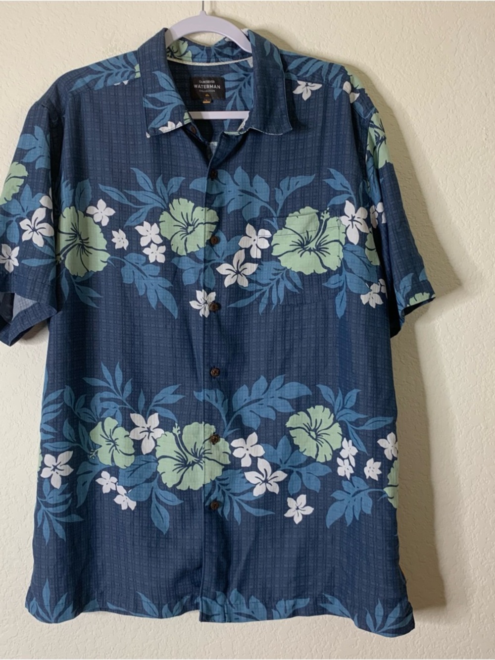 Quiksilver waterman Mens blue floral short sleeve button shirt L